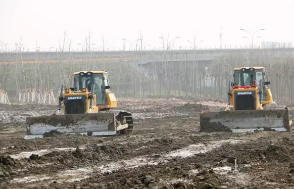 正在花木基地施工的山推推土機