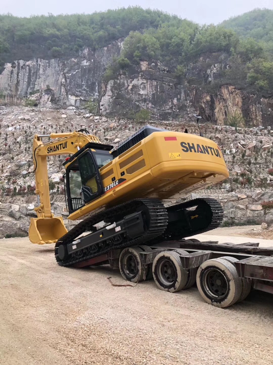 山推370挖掘機(jī)客戶接車