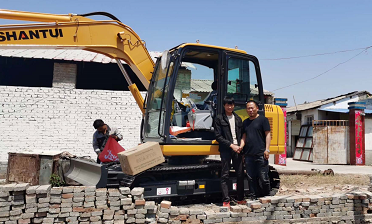 山推60小挖機(jī)陸續(xù)交車客戶