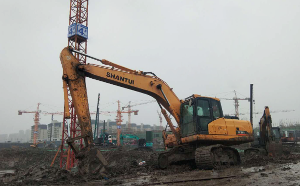 山推挖掘機雨中施工