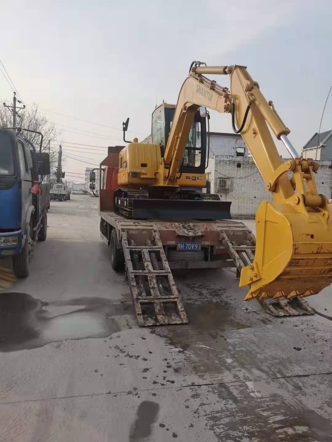 山推挖掘機(jī)新車交付