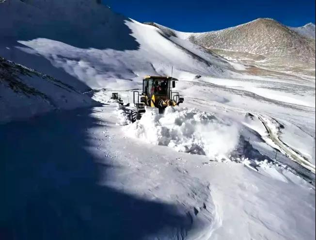 山推裝載機助力西藏阿里公路積雪清理