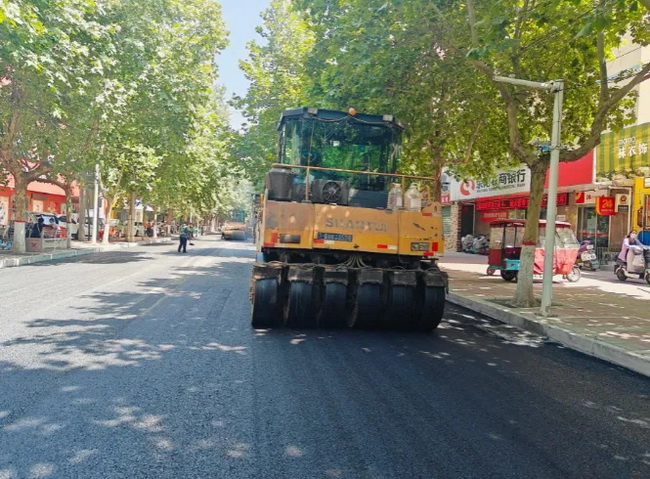 山推壓路機助力滎陽市城區(qū)道路修復(fù)